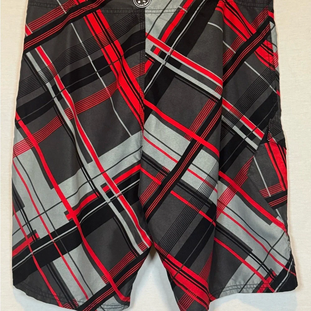 A-55 Men’s Maui and Sons Black Red & Gray‎ Plaid Board Shorts Size 34
